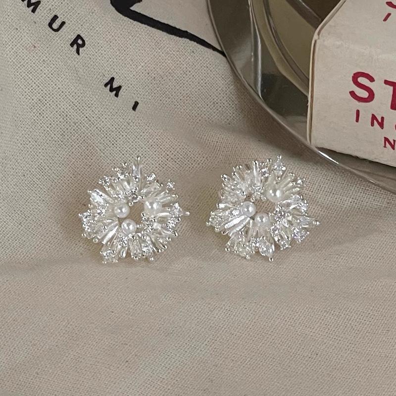 1 Pair Women s Silver Rhinestone Stud Earrings Exquisite Pearl Wreath Flower Ear Ring 1 Pair(2pcs)