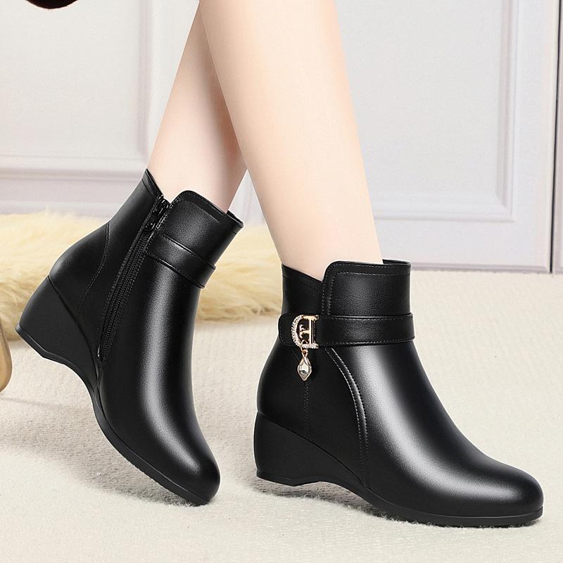 Flat mother shoes cotton shoes, new autumn and winter short boots    and elderly women's shoes velvet leather shoes warm Martin boots