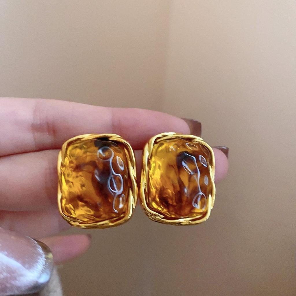 Silver Needle Brown Irregular Stud Earrings - French Light Luxury Retro Niche High-End Jewelry for Women.