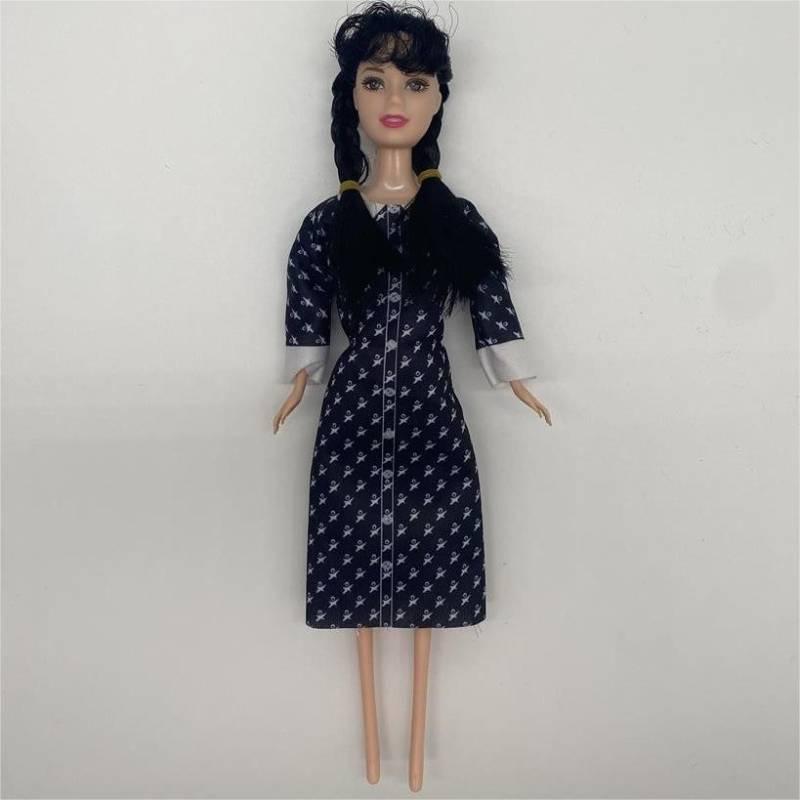 Poupée Mercredi Addams de la Famille Addams Articulée avec Parapluie et Tenues à Pois 5 et 11 Options d'Articulation