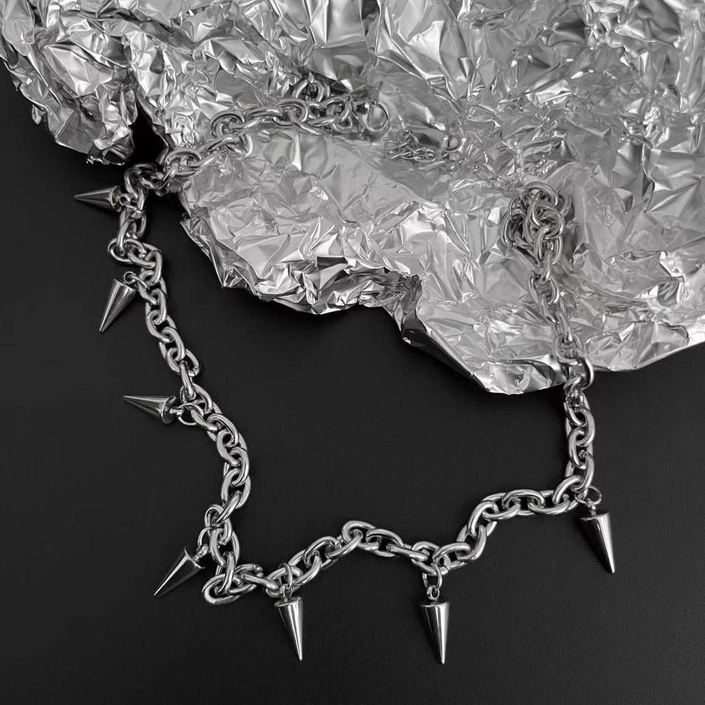 Trendige Punk Hip-Hop Quastenkette: Nieten-Design, Cooler Stil, Vielseitig für Männer & Frauen