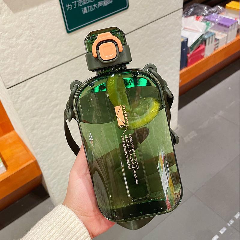 

Yibenlecheng Спортивная бутылка для воды большой емкости Space Cap для девочек - Портативная, простой дизайн для студентов, прочный пластик. 750ml зелёный