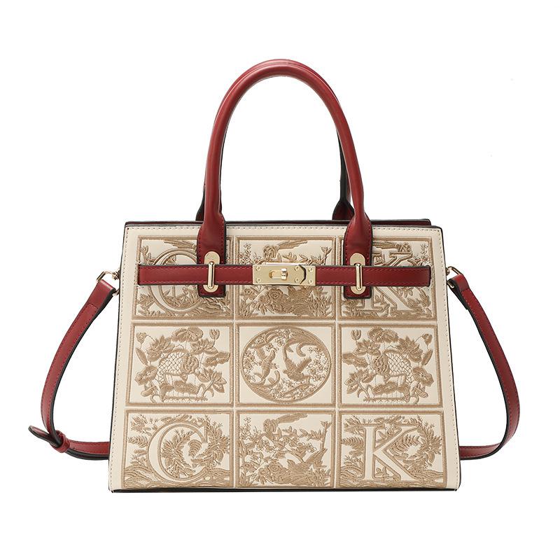 

Красная вышитая свадебная сумочка в подарок свекрови