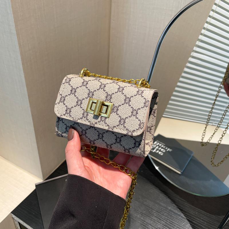 Beautiful casual shoulder bag, personalized trend fashion small bag, new niche design messenger women's bag