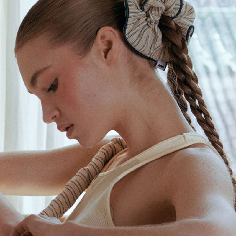 

BBYB Noi Seersucker Scrunchie (Ivory) single type