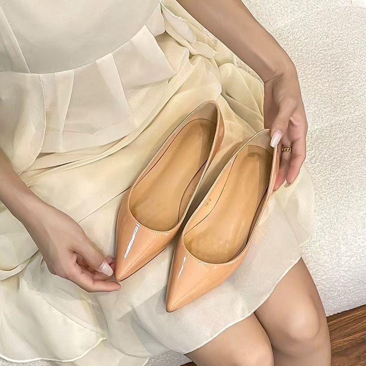 Korean version of sexy side air inner height increase pointed shoes temperament commuting shallow mouth flat bottom patent leather single shoes 2025 s