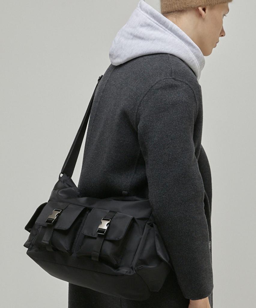 Monofold Hunt Messenger Crossbody Bag