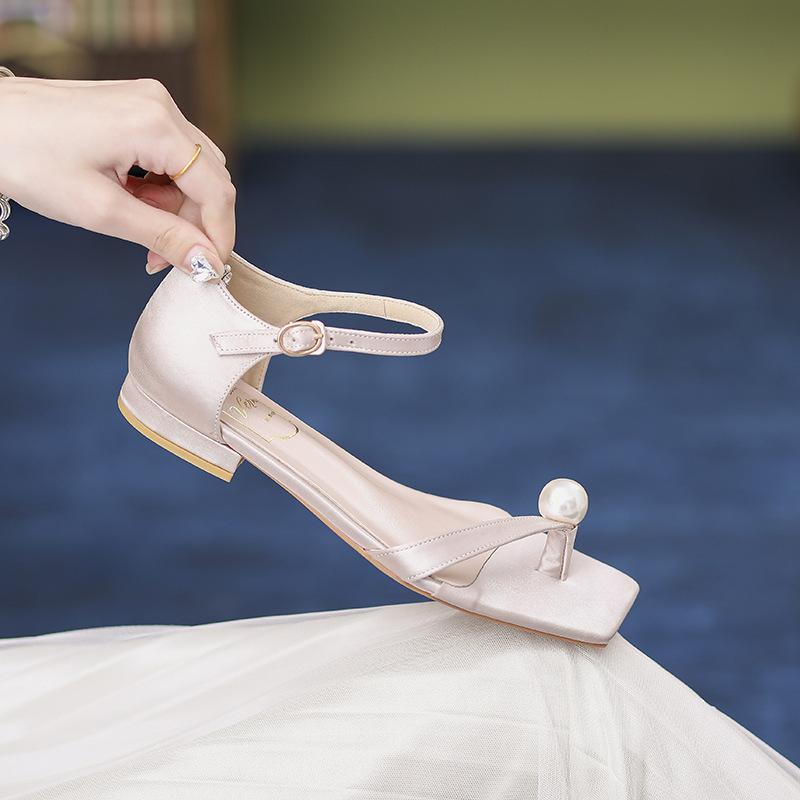 Mode 2025 Perlen Zehensteg Seidensandalen Damen Niedrige Absätze Ballerinas Schuhe Damen Knöchelriemen Sandalen Mujer Bürokleid Blockabsatz Sandalen