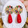 Boucles d'oreilles florales CMM vibrantes multicolores en zircone cubique dorées ornées de superbes gouttes vertes en forme de larme Une déclaration de mode pour chaque occasion