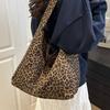 Leopard Print Canvas Bag For Women With Large Capacity And Magnetic Closure For Daily Use
