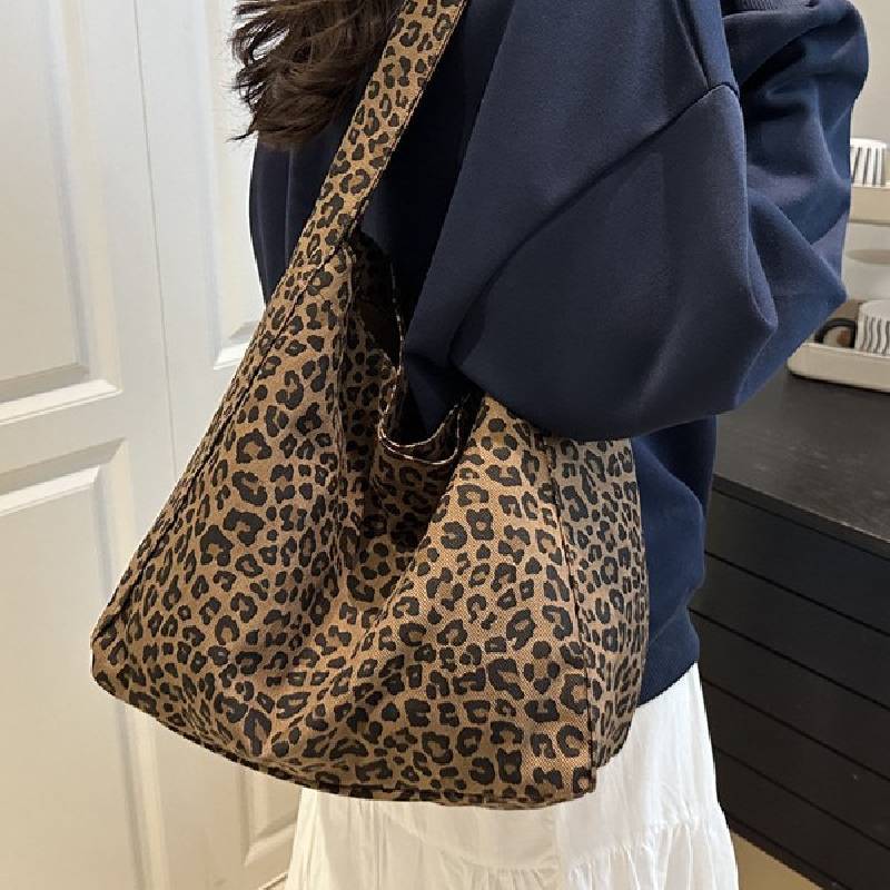 Leopard Print Canvas Bag For Women With Large Capacity And Magnetic Closure For Daily Use