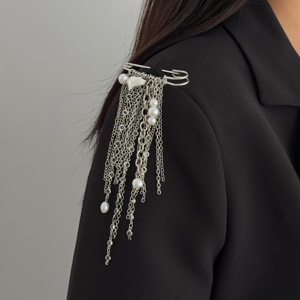 Exaggerated Personality Heart Multiple Chain Tassel Brooches for Women Fashion Imitation  Pearl Brooch Suit Pants Bag Decoration