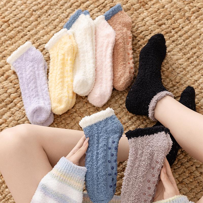 Chaussettes chaudes épaissies en velours de couleur bonbon douce, chaussettes de sol en velours corail, chaussettes de sommeil courtes à points antidérapants