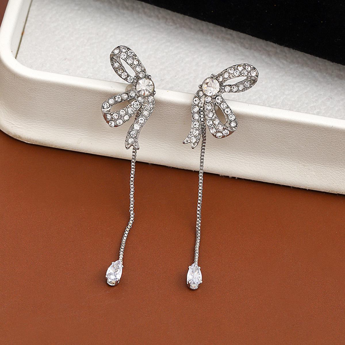 

Роскошные серьги-бантики в корейском стиле с бриллиантовой кисточкой