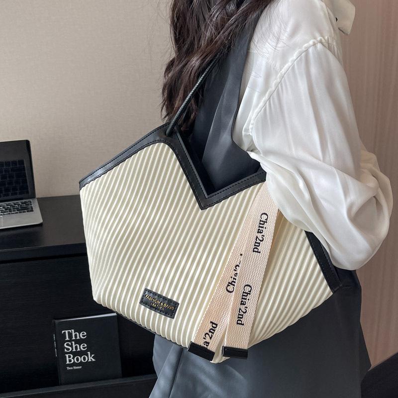 Premium textured bag 2025 new spring and summer shoulder bag women's large-capacity commuter bag fashionable versatile tote bag