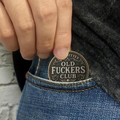 Moneda Old F*ckers Club Retro Divertida Miembro Vitalicio Aún Pateando Moneda de Desafío Coleccionable Rebelde Moneda de Recuerdo Regalo de Broma para Jubilación Cumpleaños