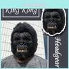 Spookachtige decoratie voor een spookhuis, inclusief een realistische gorilla-capuchon met masker voor Halloween.