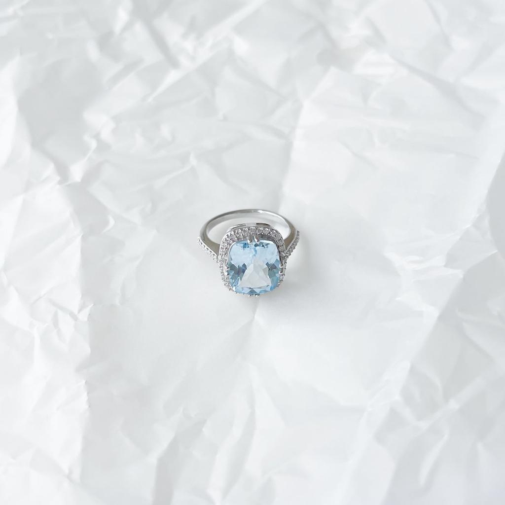 Серебряное кольцо с натуральным топазом 7.09ct, фианитами, вес изделия 4,68 гр (2152118)