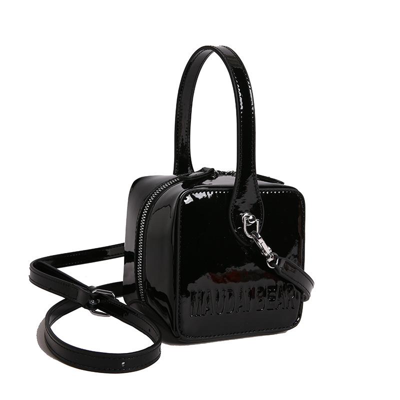 

Small square bag, fashionable shoulder bag, spring new personalized commuting, high-end messenger bag. чёрный