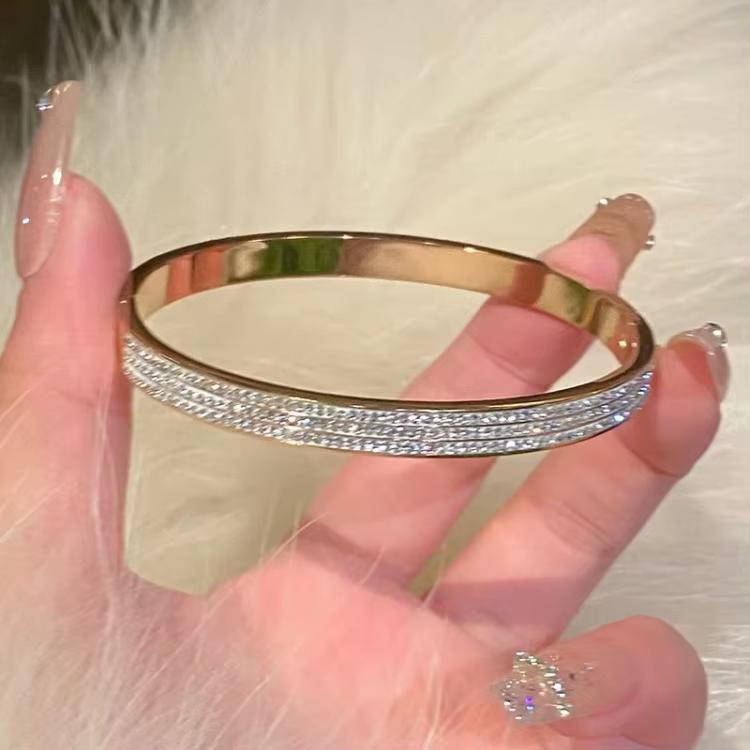 Golden Womens Bracelet Titanium Jewelry 18K Gold-plated Waterproof Rust Proof Non Color Changing Mens and Womens Couple Jewelry