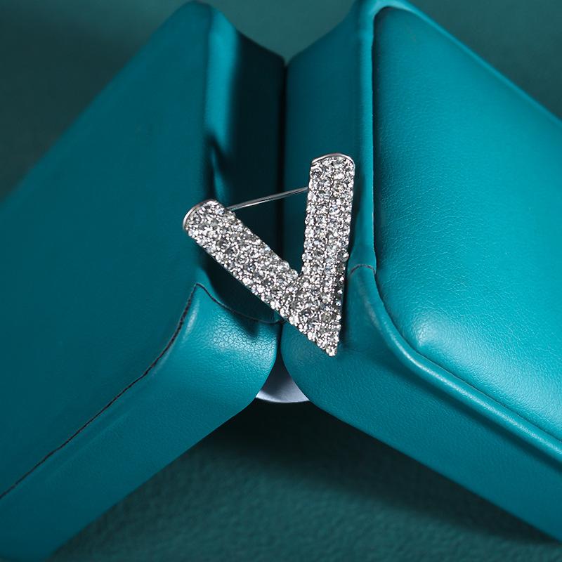 1/2Pcs Crystal Rhinestone Letter V Brooch Women English Alphabet Brooch Pin Corsage Unisex Collar Jewelry Clothes Bag Decor Gift