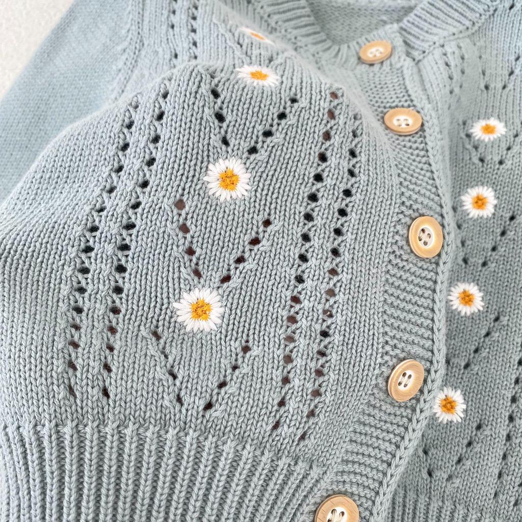 2025 Herbst/Winter Gänseblümchen-bestickte Strickjacke & Trägerkleid für Babymädchen