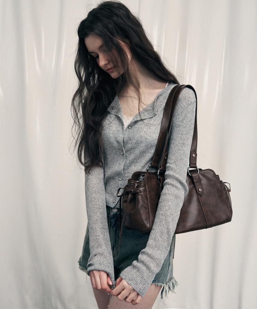 Leathery Duffle Leather Shoulder Bag [Black]