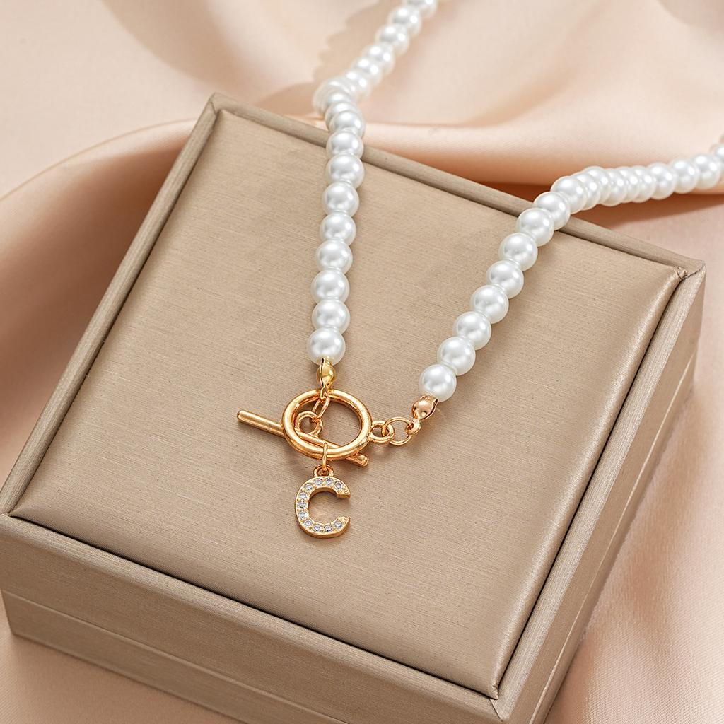Hot-selling pearl chain OT buckle necklace, diamond-set 26-letter pendant, collarbone chain, name necklace.