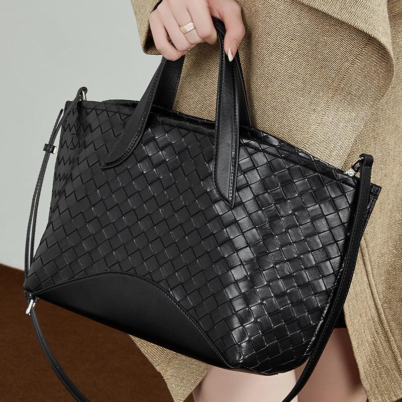 A Niche Design Woven Tote Bag, A Versatile Large-capacity Hand-held Crossbody Bag for Commuting