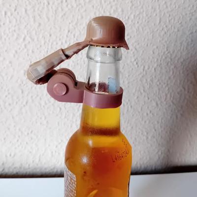 Yousheng Soldatengruß Bierflaschenhelm Wiederverwendbare Flaschenhülle Staubdichte Auslaufsichere Kappe Schutz Neuheit Geschenk für Veteranen Sammler
