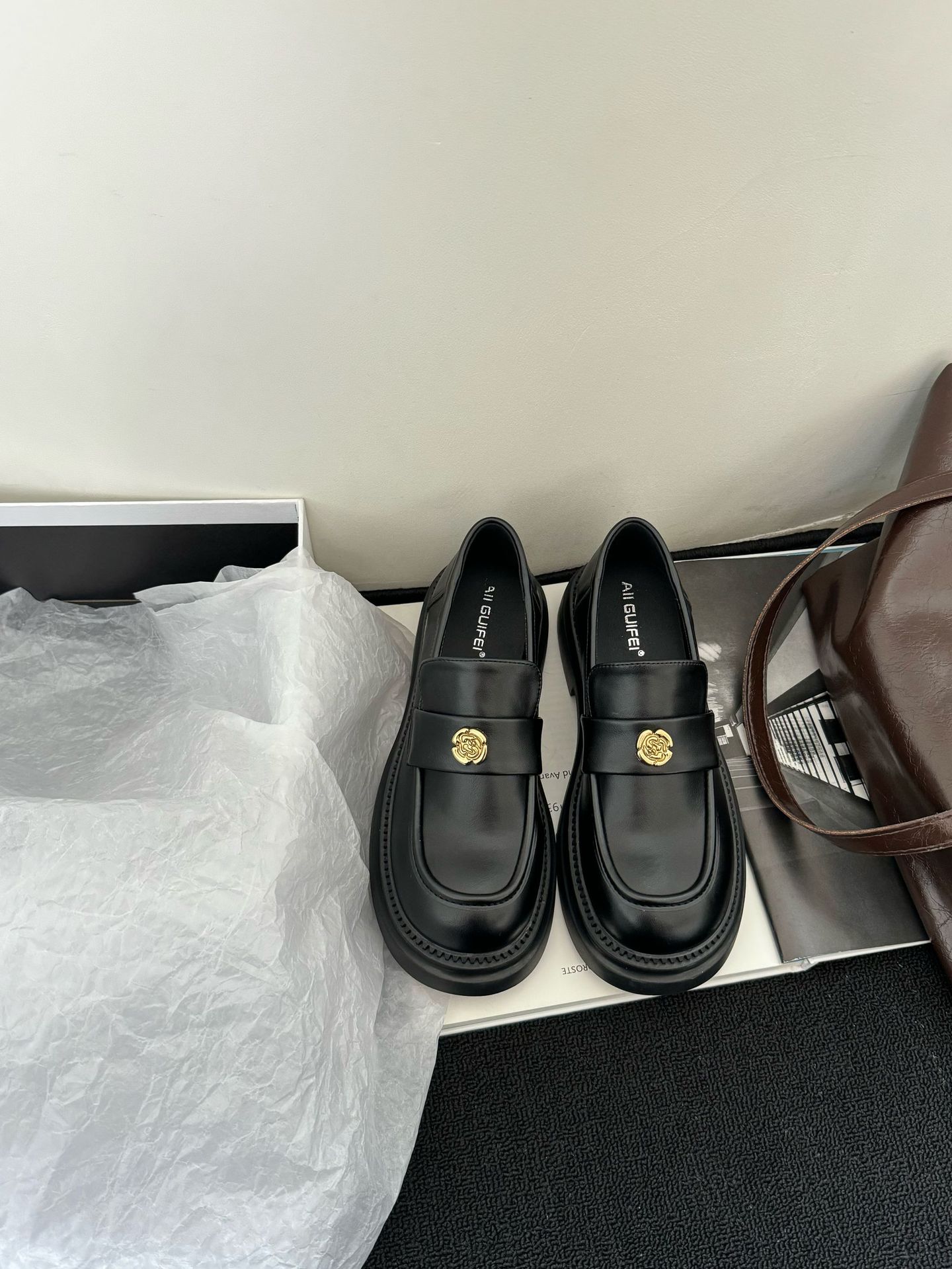 

2025 Spring and Autumn Round Head Thick Sole Fashion Metal Buckle Tower Comfortable Outer Wear Height Increasing Coarse Heel Single Shoes 40 чёрный