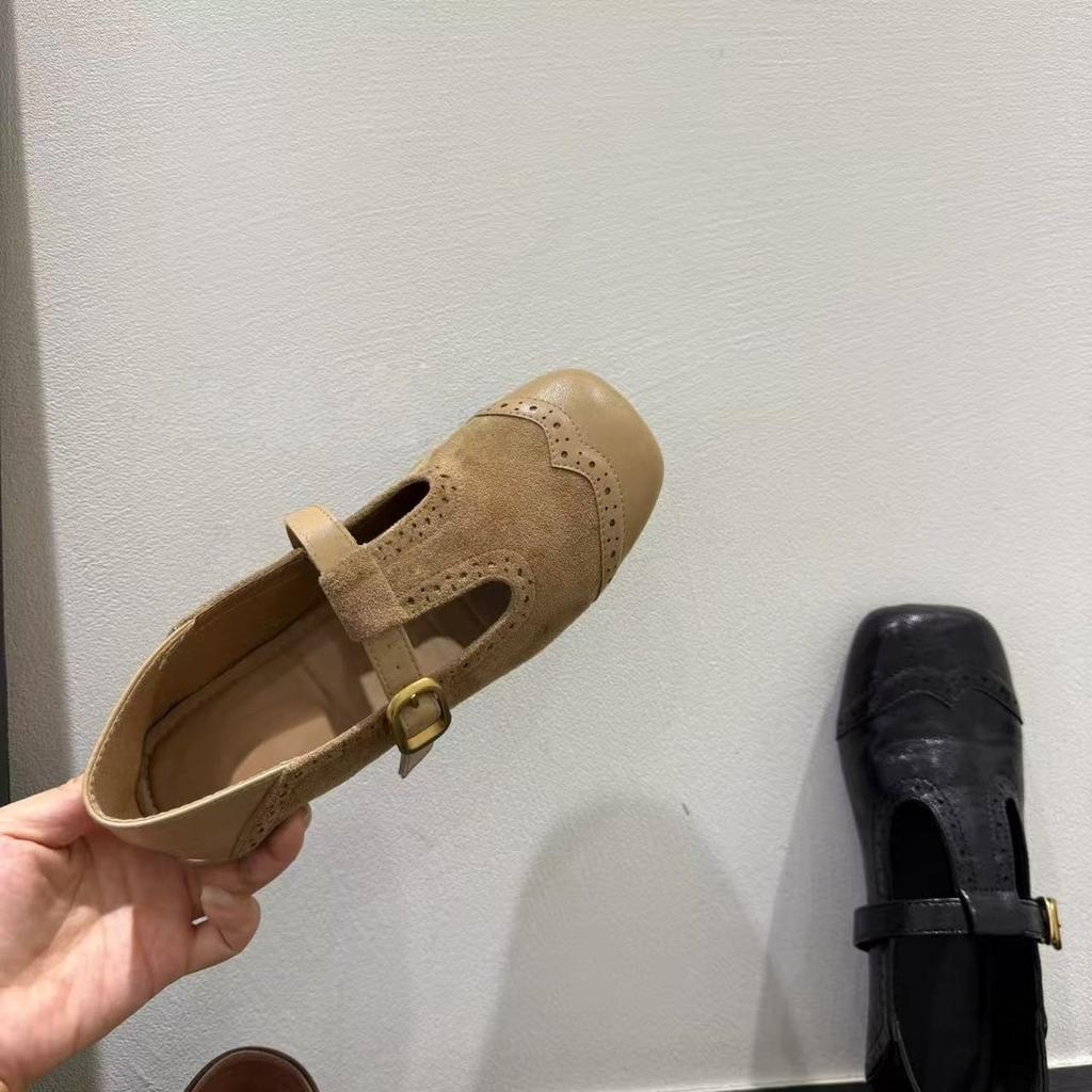 Einzelne Schuhe geschnitzt quadratischer Kopf flache Öffnung flacher Boden kleine Lederschuhe Nischen-Design Herbst