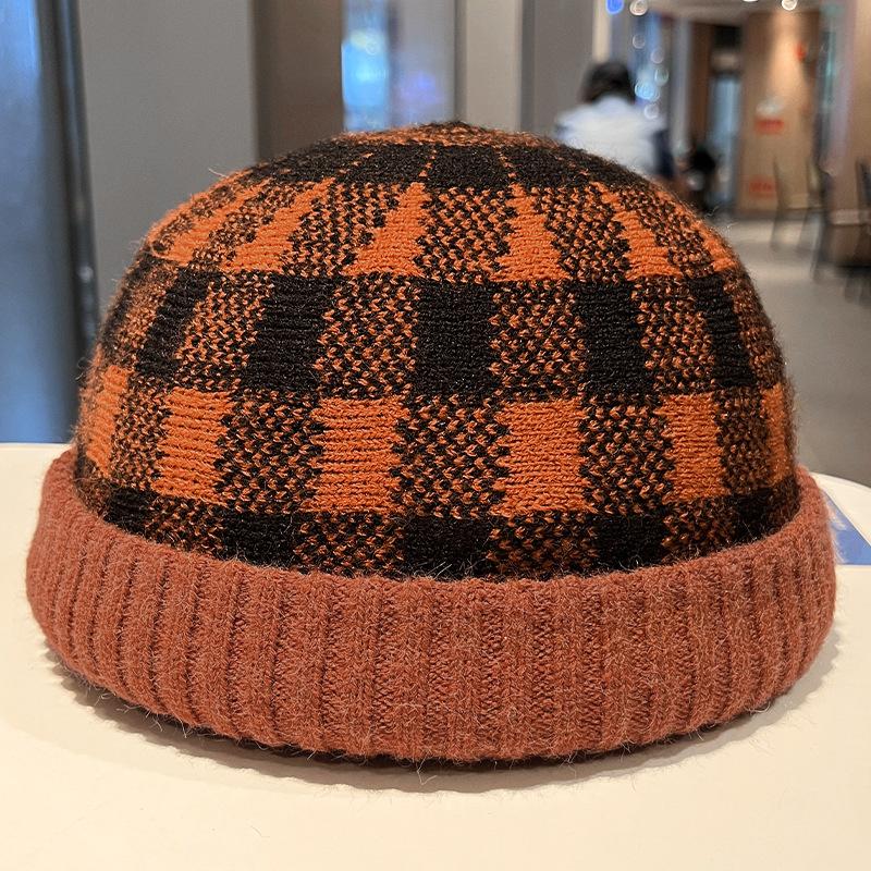 Europa und die Vereinigten Staaten heiß verkaufendes Karomuster Herbst und Winter Wollmütze Damen Krempe warm winddicht Strickmütze einfache Hauptmütze