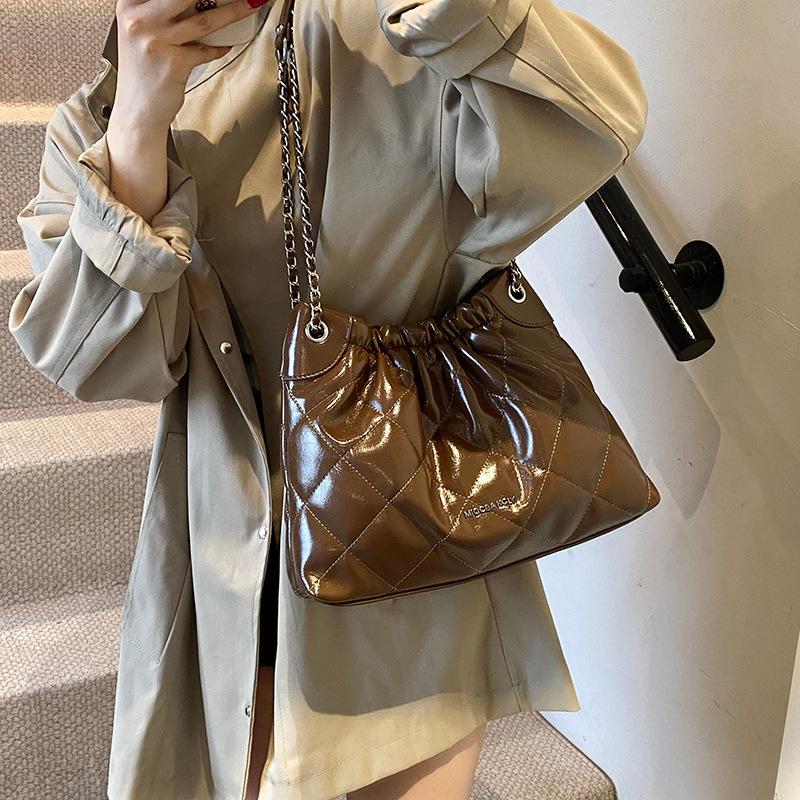 Bag Autumn Women 2025 New Large Capacity Commuter Bag Fashion One Shoulder Diamond Chain Bag Simple Bucket Bag