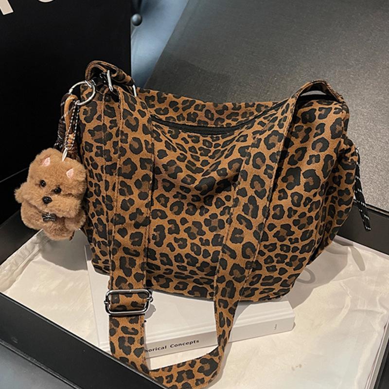 A Large-capacity, High-end, Niche Crossbody Bag and A Tote Bag for Commuting To Work