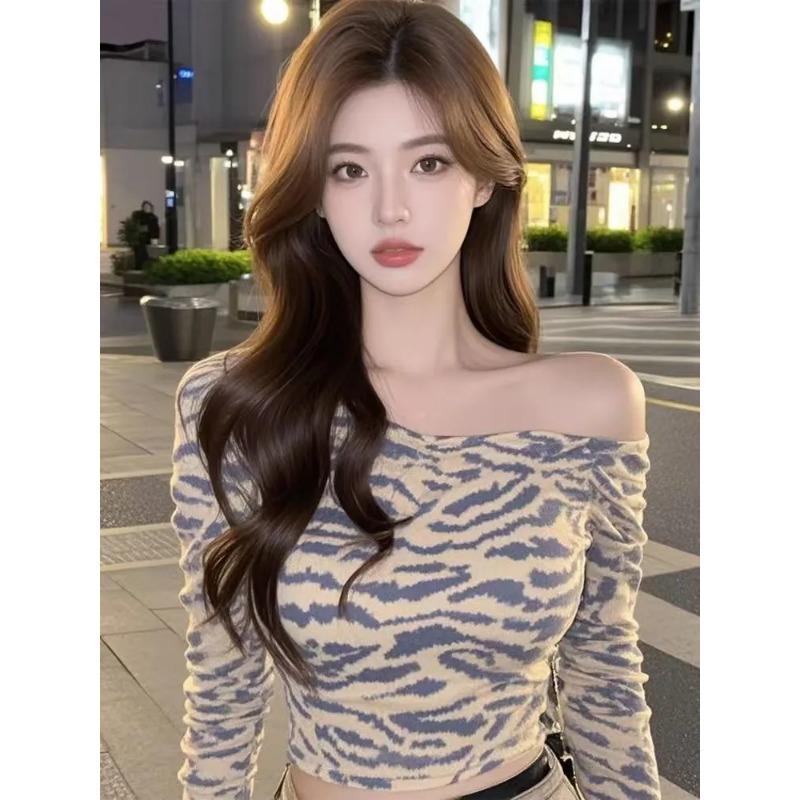 Leopardenmuster Schräger Ausschnitt Langärmeliges Unterhemd für Damen im Herbst T-Shirts Neues Temperament Schlankmachendes Vielseitiges Oberteil