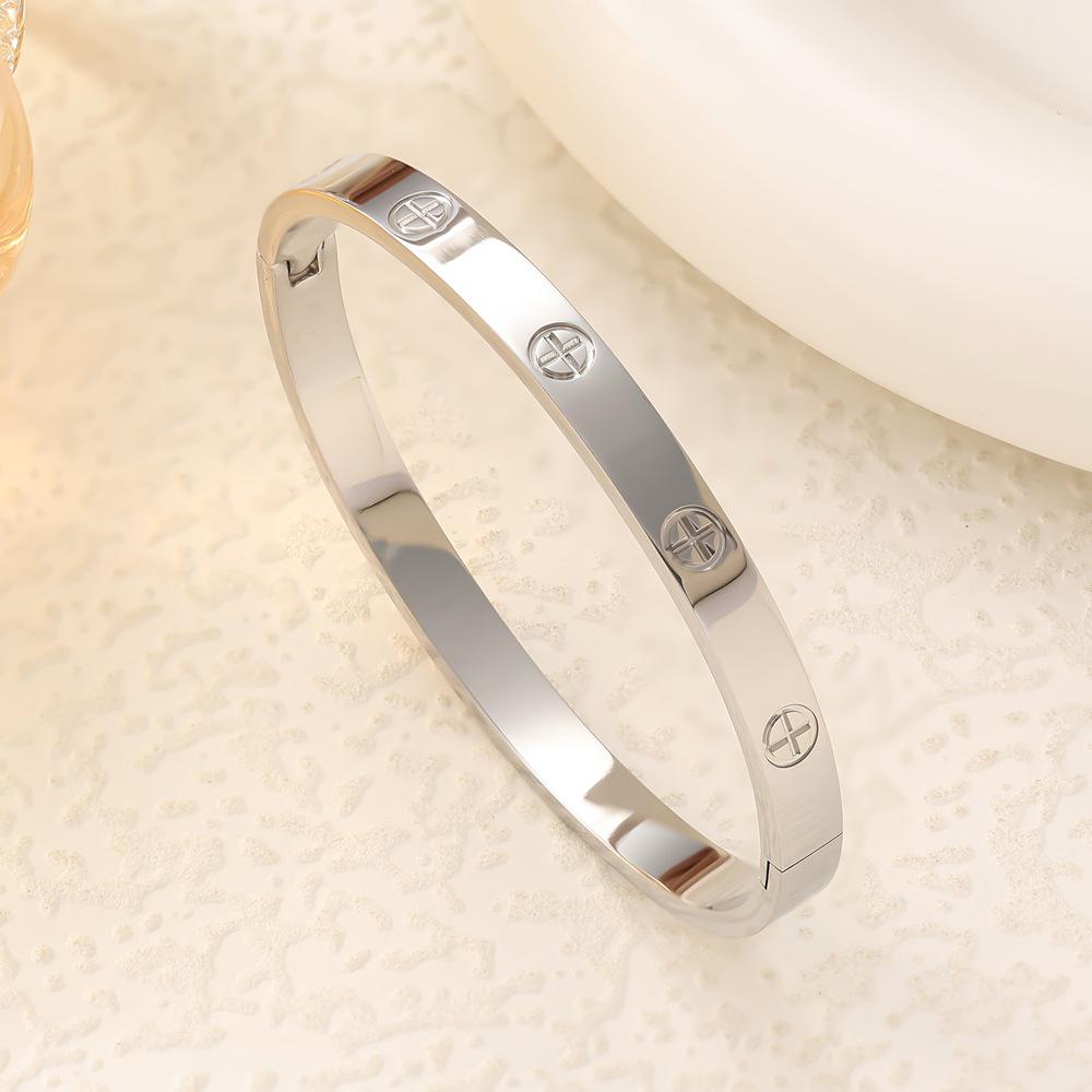 Bransoletka Krzyżyk ze Złota 18K: Elegancka bransoletka ze stali tytanowej dla kobiet, o stylowym i minimalistycznym designie, idealna dla par.