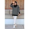Gestreifter Strickpullover mit schwarzem Kragen und Reißverschluss