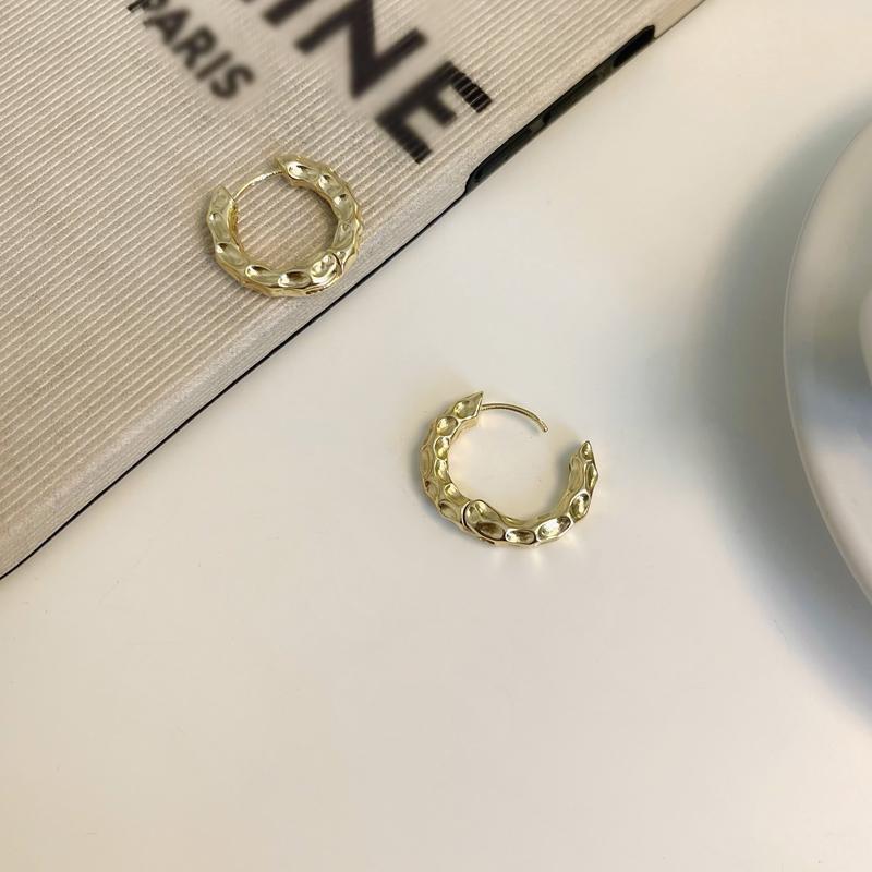 

Корейская версия простых сережек-пусет с текстурой жженой мятой бумаги, женские серьги с текстурой холодного ветра, персонализированные серьги