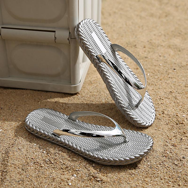 

Новые стильные и универсальные шлепанцы для женщин, плоская пляжная обувь 40/41 серебряный