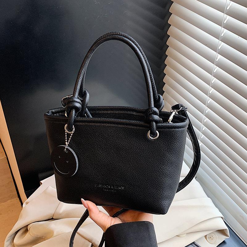 

This year, small bags are popular for women s high-end sense, large-capacity portable vegetable baskets, bucket bags, and women s fashion shoulder m чорний