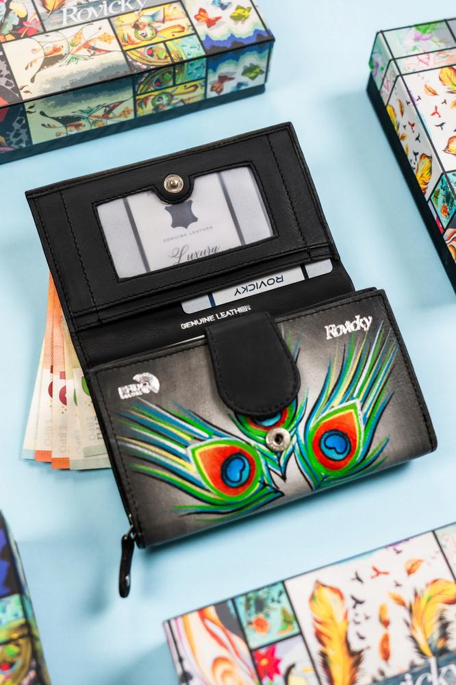 Pojemny, Skórzany Portfel Damski Na Zatrzask Ze Wzorem Pawich Piór - Rovicky