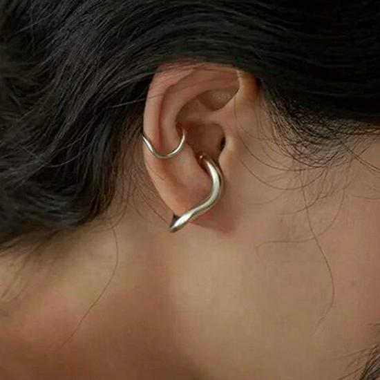 French Retro Twisted Metal Ear Cuff: Versatile Korean Style Ear Clip for Women, No Piercing Required, Elegant Temperament Ear Jewelry.