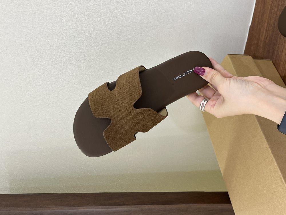 One-word slippers, fashionable and versatile flat-bottomed tourist beach 2025 summer new seaside simple and cool slippers