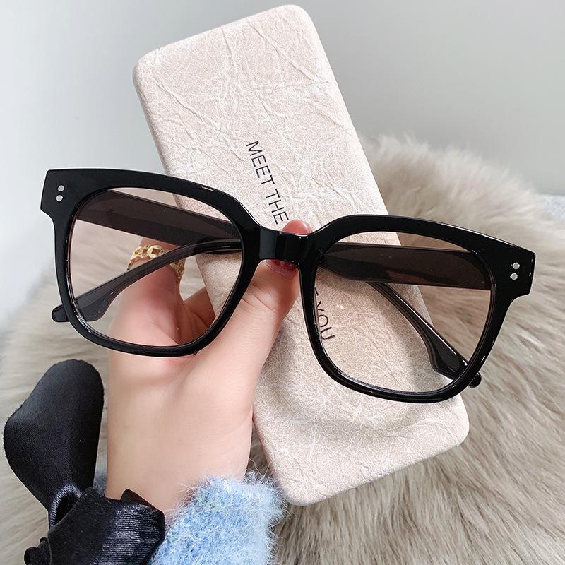 

Latest Square Sunglasses for Women Brand Designer Eyeglasses Gradient Classic Vintage Sun Eyeglasses Luxurious Men Eyewear UV400 Goggles Oculos De Sol As shown in figure