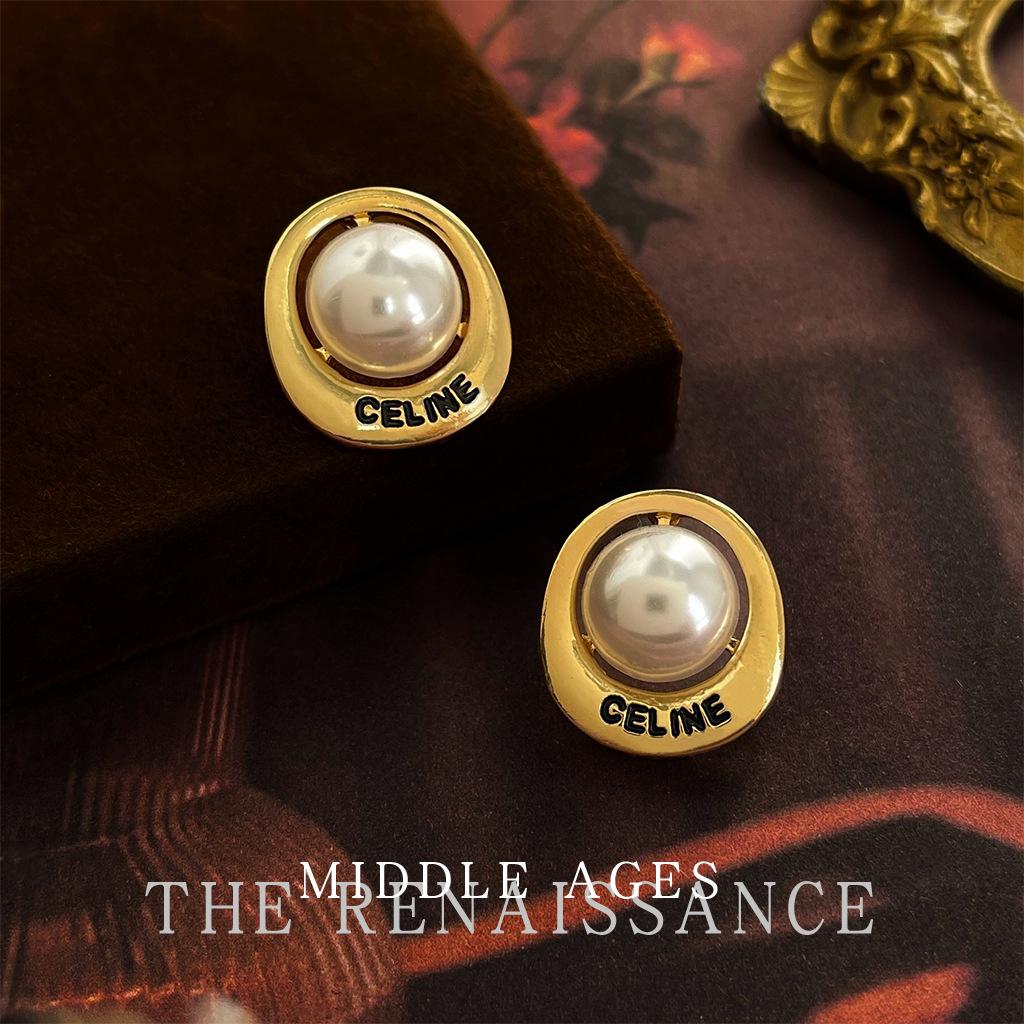 Wind Small Fragrant Wind Letter Earrings French Retro Pearl Stud Earrings Fashion Earrings