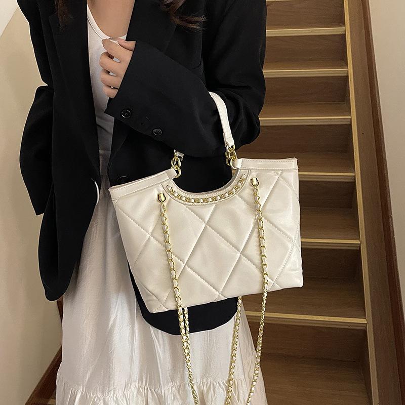 

Популярная в этом году женская сумка 2025 новая нишевая сумка-цепочка с ромбами текстура популярная дорожная сумка на плечо белый