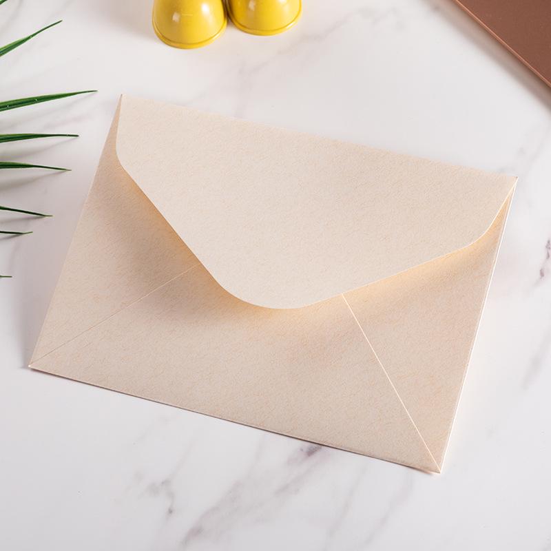 Cashmere Lined Envelopes: Special Paper for Invitations, Postcards, and Retro-Style Triangular Designs