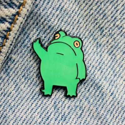 Neue Emaille Pin Frosch zeigt Mittelfinger lustig Tier Metall Stecker Geschenk Geburtstag 1 Stück