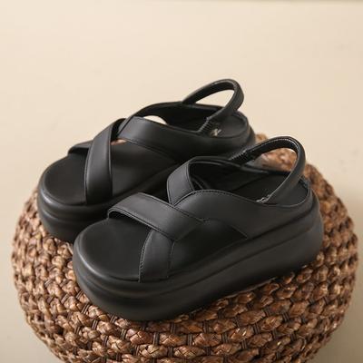 Höher werdende Plateau-Sandalen für Damen im Sommer 2025, neue Mode, Oberbekleidung mit kleinen Absätzen, kleine Männer, weiche Sohle, leichte Fee